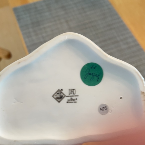 Lladro Figurine of girl on bench with birds - Picture 5 of 5